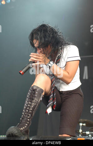9. August 2006; Raleigh, NC, USA; CRISTINA SCABBIA italienische Basis Band Lacuna Coil führt einen Satz auf dem Ozzfest 2006 im Alltel Pavillion in Raleigh, North Carolina. Obligatorische Credit: Foto von Tina Fultz/ZUMA Press. (©) Copyright 2006 by Tina Fultz Stockfoto
