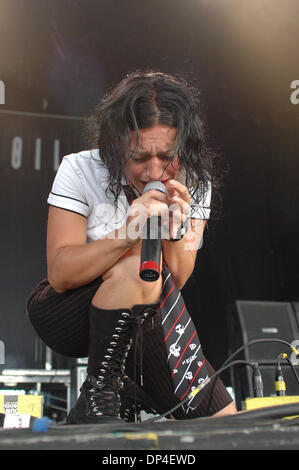 9. August 2006; Raleigh, NC, USA; CRISTINA SCABBIA italienische Basis Band Lacuna Coil führt einen Satz auf dem Ozzfest 2006 im Alltel Pavillion in Raleigh, North Carolina. Obligatorische Credit: Foto von Tina Fultz/ZUMA Press. (©) Copyright 2006 by Tina Fultz Stockfoto