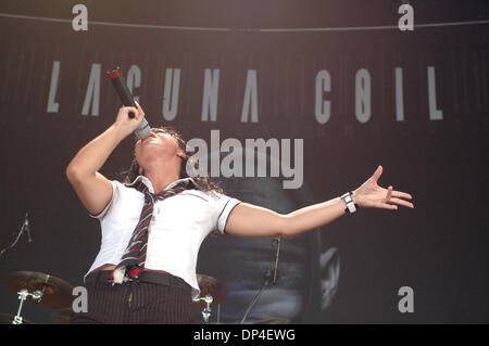 9. August 2006; Raleigh, NC, USA; CRISTINA SCABBIA italienische Basis Band Lacuna Coil führt einen Satz auf dem Ozzfest 2006 im Alltel Pavillion in Raleigh, North Carolina. Obligatorische Credit: Foto von Tina Fultz/ZUMA Press. (©) Copyright 2006 by Tina Fultz Stockfoto