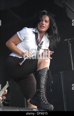 9. August 2006; Raleigh, NC, USA; CRISTINA SCABBIA italienische Basis Band Lacuna Coil führt einen Satz auf dem Ozzfest 2006 im Alltel Pavillion in Raleigh, North Carolina. Obligatorische Credit: Foto von Tina Fultz/ZUMA Press. (©) Copyright 2006 by Tina Fultz Stockfoto