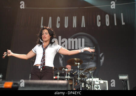 9. August 2006; Raleigh, NC, USA; CRISTINA SCABBIA italienische Basis Band Lacuna Coil führt einen Satz auf dem Ozzfest 2006 im Alltel Pavillion in Raleigh, North Carolina. Obligatorische Credit: Foto von Tina Fultz/ZUMA Press. (©) Copyright 2006 by Tina Fultz Stockfoto