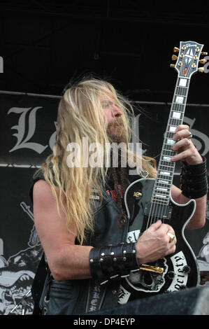 9. August 2006; Raleigh, NC, USA; ZAKK WYLDE von Black Label Society führt einen Satz auf dem Ozzfest 2006 im Alltel Pavillion in Raleigh, North Carolina. Obligatorische Credit: Foto von Tina Fultz/ZUMA Press. (©) Copyright 2006 by Tina Fultz Stockfoto
