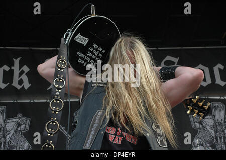 9. August 2006; Raleigh, NC, USA; ZAKK WYLDE von Black Label Society führt einen Satz auf dem Ozzfest 2006 im Alltel Pavillion in Raleigh, North Carolina. Obligatorische Credit: Foto von Tina Fultz/ZUMA Press. (©) Copyright 2006 by Tina Fultz Stockfoto