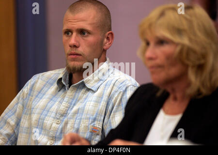 9. August 2006; El Cajon, Kalifornien, USA; JOSHUA YOUNG, der freiwillige Totschlag mit stellvertretende Pflichtverteidiger SANDY RESNICK, während Verurteilung vor Gericht auf Mittwoch, 9. August 2006 schuldig. Shawn Turk Stand Prozess wegen der Tötung von Paul Allen Howell, ein 17-j hrige Santana High-School-Schüler, in einem Kampf, der in eine Schlägerei während einer Party der 3. Dezember 2004, ein Zuhause auf Louise La verwandelt Stockfoto