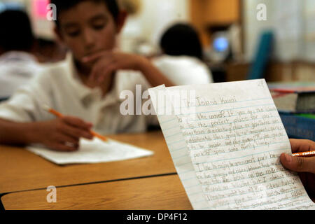 9. August 2006; Chula Vista, Kalifornien, USA; RICARDO SARABIA, 9, Beweis-liest einen Klassenkameraden Essay in seinem vierten Klasse Klassenzimmer bei Loma Verde Elementary in Chula Vista am Mittwoch. Obligatorische Credit: Foto von Laura Embry/SDU-T/ZUMA Press. (©) Copyright 2006 by SDU-T Stockfoto