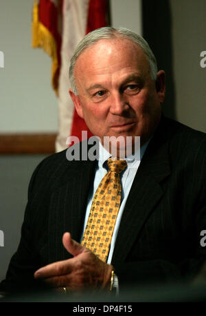 9. August 2006; San Diego, CA, USA; San Diego Bürgermeister JERRY SANDERS während eines Treffens mit der San Diego Union-Tribune Editorial Board, die Kroll-Bericht zu diskutieren.   Obligatorische Credit: Foto von John Gibbins/SDU-T/ZUMA Press. (©) Copyright 2006 by SDU-T Stockfoto