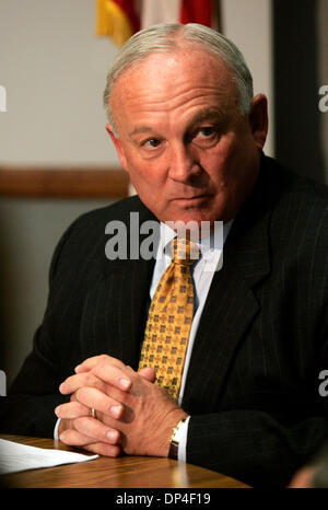 9. August 2006; San Diego, CA, USA; San Diego Bürgermeister JERRY SANDERS während eines Treffens mit der San Diego Union-Tribune Editorial Board, die Kroll-Bericht zu diskutieren.   Obligatorische Credit: Foto von John Gibbins/SDU-T/ZUMA Press. (©) Copyright 2006 by SDU-T Stockfoto