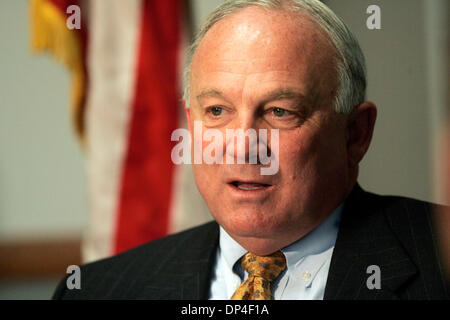 9. August 2006; San Diego, CA, USA; San Diego Bürgermeister JERRY SANDERS während eines Treffens mit der San Diego Union-Tribune Editorial Board, die Kroll-Bericht zu diskutieren.   Obligatorische Credit: Foto von John Gibbins/SDU-T/ZUMA Press. (©) Copyright 2006 by SDU-T Stockfoto