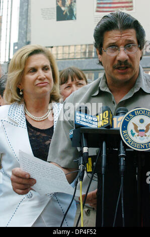 9. August 2006; Manhattan, NY, USA; Rep CAROLYN MALONEY (L) blickt auf eine als JOHN SFERAZO, 51, der Huntington Station, eines Stahlarbeiters in lokalen 361, die etwa 30 Tage auf dem Stapel auf Ground Zero nach die Anschlägen vom 11. September 2001 spricht über seine medizinischen Problemen arbeiten ausgegeben. Am Tag Eröffnung des Films "World Trade Center" Rep Carolyn B. Maloney (D-Manhattan, Queens) und Kranken ein Stockfoto