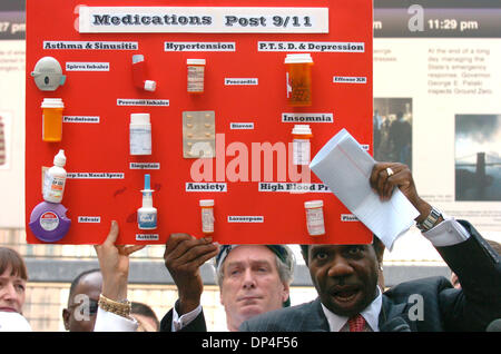 9. August 2006; Manhattan, NY, USA; Ehemaligen NYC Sanitäter MARVIN BETHEA, 46, der Königinnen, Ersthelfer in der Szene auf das World Trade Center nach die Anschlägen von 9/11 spricht über seine gesundheitliche Beschwerden halten Schild mit Auflistung aller Medikamente, dass er aufgrund von Krankheiten zugeschrieben seiner Zeit nimmt verbrachte am Ground Zero. Am Tag Eröffnung des Films "World Trade Cent Stockfoto
