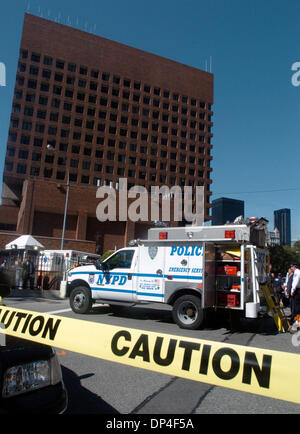 9. August 2006; Manhattan, NY, USA; New York Police Department zentrale Gebäude ist im Hintergrund zu sehen, wie Polizei und Feuerwehr reagieren auf Berichte über verdächtige Pulver in einem Umschlag an eine Mail sortieren Anhänger neben New York Police Department Hauptsitz. Zwei Polizisten, die in der e-Mail-Anlage arbeiten entdeckt eine nicht identifizierte Pulver in einen Umschlag, adressiert an die New Stockfoto