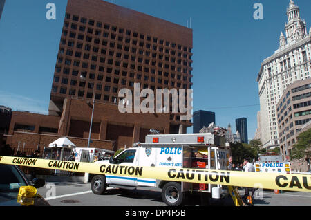 9. August 2006; Manhattan, NY, USA; New York Police Department zentrale Gebäude ist im Hintergrund zu sehen, wie Polizei und Feuerwehr reagieren auf Berichte über verdächtige Pulver in einem Umschlag an eine Mail sortieren Anhänger neben New York Police Department Hauptsitz. Zwei Polizisten, die in der e-Mail-Anlage arbeiten entdeckt eine nicht identifizierte Pulver in einen Umschlag, adressiert an die New Stockfoto