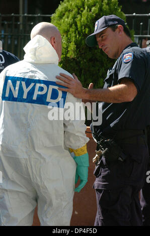 9. August 2006; Manhattan, NY, USA; ESU Amtsträger unterstützen andere in einen Schutzanzug anziehen. Polizei und Feuerwehr reagiert auf Berichte über verdächtige Pulver in einem Umschlag an eine Mail sortieren Anhänger neben New York Police Department Hauptquartier. Zwei Polizisten, die in der e-Mail-Anlage arbeiten entdeckt eine nicht identifizierte Pulver in einen Umschlag, adressiert an die New Yorker Polizei De Stockfoto