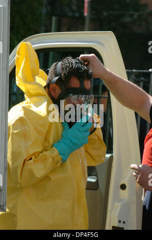 9. August 2006; Manhattan, NY, USA; Ein Polizist ruft Hilfe mit seiner Maske vor dem Eintritt in die Anlage. Polizei und Feuerwehr reagiert auf Berichte über verdächtige Pulver in einem Umschlag an eine Mail sortieren Anhänger neben New York Police Department Hauptquartier. Zwei Polizisten, die in der e-Mail-Anlage arbeiten entdeckt eine nicht identifizierte Pulver in einen Umschlag, adressiert an die Stockfoto