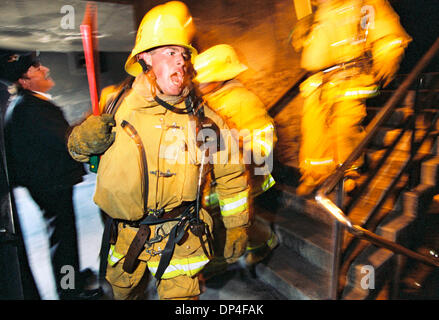 10. August 2006; Long Beach, Kalifornien, USA; Um immer die Rekruten auf Trab zu halten, wird Bohrmaschine Ausbilder jederzeit Ton der Notfall alarm die Forderung nach einem Komplettpaket Turm Bohrer, und testen Sie ihre Reaktionszeit. Missverständnisse, Verlust eines Teammitglieds oder unvollständige Ausrüstung kann Ergebnis im Elimination aus dem gesamten Programm in den späteren Wochen gut. Ist also Teamwork und leadership Stockfoto