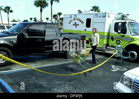 10. August 2006; Stuart, FL, USA; Eine Stuart Polizei Kriminalität Ermittler fotografiert die Szene, wo ein Kunde Dollar General Donnerstag ihrem totes Kind in einem LKW im Cedar Pointe Plaza gefunden. Die Frau hatte ihr Kind vergessen, während sie zur Arbeit ging und entdeckte die Leiche des Kindes beim Laden Lebensmittel auf den Rücksitz des Wagens, die sie fuhr. Obligatorische Credit: Foto: Stockfoto