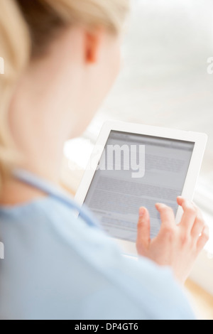 Arzt mit einem Tabletcomputer Stockfoto