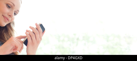 Krankenschwester mit einem Smartphone Stockfoto