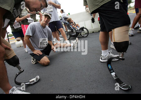 12. August 2006; San Antonio, TX, USA; Er spricht mit Air Force Staff Sgt Chris Ramakka, links, vor dem Ausführen der silbernen Sternen 5K Run/Walk mit Soldaten von Brooke Army Medical Center Amputierte Mitte im AT&T Center in San Antonio auf Samstag, 12. August 2006, John Fergason erstreckt sich. Obligatorische Credit: Foto von Lisa Krantz/San Antonio Express-News/ZUMA Press. (©) Copyright 2006 Stockfoto