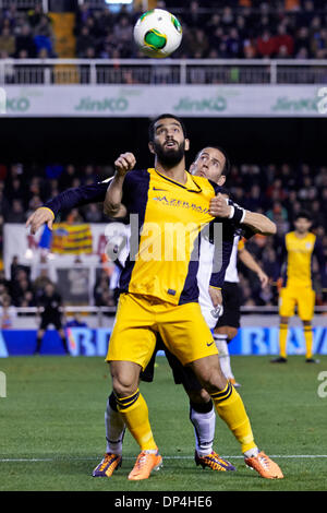 Valencia, Spanien. 7. Januar 2014. Mittelfeldspieler Arda Turan von Atletico Madrid (L) Herausforderungen für den Ball mit Verteidiger Joao Pereira von Valencia CF während der Copa del Rey-Spiel zwischen Valencia und Atletico de Madrid im Mestalla-Stadion, Valencia-Credit: Action Plus Sport/Alamy Live News Stockfoto