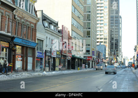 Toronto, Kanada. 7. Januar 2014.  Die extreme Kälte mit in der Nähe von minus 20 Grad Celsius Temperatur hat normalerweise eine viel befahrenen Torontos Yonge Street in eine Geisterstadt verwandelt. (Dominic Chan/EXImages) Bildnachweis: EXImages/Alamy Live-Nachrichten Stockfoto