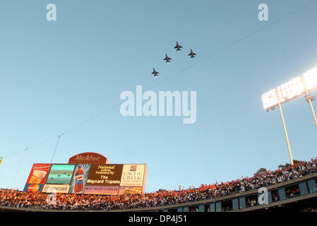 14. August 2006; Oakland, Kalifornien, USA; Jets fliegen über Kopf während der 11 September Begehung vor die Raiders Spiel gegen San Diego im McAfee Coliseum in Oakland, Kalifornien, am Montag, 11. September 2006.  Obligatorische Credit: Foto von Dan Honda/Contra Costa Times / ZUMA Press. (©) Copyright 2006 von Contra Costa Times Stockfoto