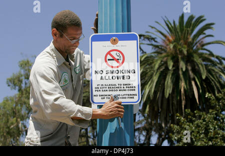 14. August 2006; San Diego, CA, USA; San Diego City Mitarbeiter TONY VAN (von der S.D. entwickelt regionale Parks Dept.) installiert ein "Rauchen verboten" Schild auf einem Lichtmast in Balboa Park auf Quitte Laufwerk auf den Westteil des Parks, die in der Nähe von 6. ist. Avenue. Obligatorische Credit: Foto von Charlie Neuman/SDU-T/ZUMA Press. (©) Copyright 2006 by SDU-T Stockfoto