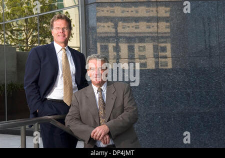 15. August 2006; San Diego, CA, USA; TOM MCNAMARA, links, und CHUCK LA BELLA sind San Diego Fachanwälte für Wirtschaftsstrafrecht. Datei Foto datiert 11. August 2006. Obligatorische Credit: Foto von Kat Woronowicz/ZUMA Press. (©) Copyright 2006 von Kat Woronowicz Stockfoto