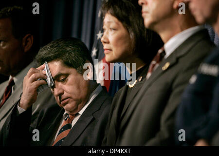 17. August 2006; San Diego, CA, USA; Mexikos stellvertretender Attorney General JOSE LUIS SANTIAGO VASCONCELOS, links, wischt seine Stirn als er uns Rechtsanwalt LAM CAROL und anderen mexikanischen und US Beamten Reporter Fragen auf einer Pressekonferenz über die Verhaftung auf Montag, 14. August 2006 in internationalen Gewässern vor Baja California von Francisco Javier Arellano Felix, die Kingpin der sind Stockfoto