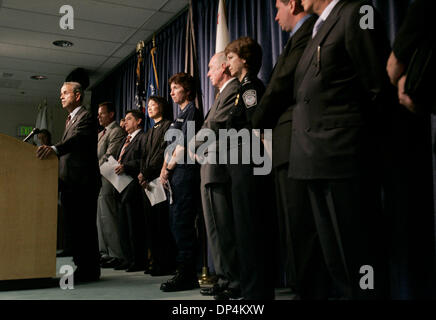 17. August 2006; San Diego, CA, USA; Mexikos JOHN FERNANDES, Special Agent in Charge der San Diego-Büro der DEA, links, Antworten Reporter Fragen auf einer Pressekonferenz über die Verhaftung am Montag, 14. August 2006 in internationalen Gewässern vor Baja California von Francisco Javier Arellano Félix, die Kingpin Arellano-Felix-Drogenkartell. Zusammen mit Arellano Felix Wer festgenommen Stockfoto