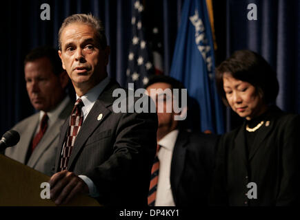 17. August 2006; San Diego, CA, USA; JOHN FERNANDES, Special Agent in Charge der San Diego-Büro der DEA, links, Antworten Reporter Fragen auf einer Pressekonferenz über die Verhaftung am Montag, 14. August 2006 in internationalen Gewässern vor Baja California von Francisco Javier Arellano Félix, die Kingpin Arellano-Felix-Drogenkartell. Zusammen mit Arellano Felix festgenommen wurden andere mich Stockfoto