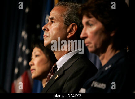 17. August 2006; San Diego, CA, USA; US-Anwalt CAROL LAM, links, JOHN FERNANDES, Special Agent in Charge der San Diego-Büro der US-Küstenwache Konteradmiral JODY BRECKENRIDGE, DEA und Mitte rechts, hören Sie eine Pressekonferenz über die Verhaftung auf Montag, 14. August 2006 in internationalen Gewässern vor Baja California von Francisco Javier Arellano Felix, die Kingpin der Ar Stockfoto