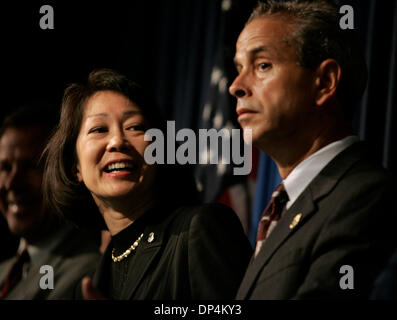 17. August 2006; San Diego, CA, USA; US-Anwalt CAROL LAM, links, und JOHN FERNANDES, Special Agent in Charge der San Diego-Büro der DEA, Recht, im Rahmen einer Pressekonferenz über die Verhaftung auf Montag, 14. August 2006 in internationalen Gewässern vor Baja California von Francisco Javier Arellano Félix, die Kingpin Arellano-Felix-Drogenkartell. Zusammen mit Arellano Fe festgenommen Stockfoto