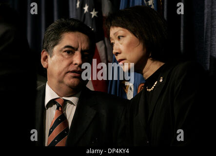 17. August 2006; San Diego, CA, USA; Mexikos stellvertretender Attorney General JOSE LUIS SANTIAGO VASCONCELOS, links, und uns Rechtsanwalt CAROL LAM, richtige Rede im Rahmen einer Pressekonferenz über die Verhaftung auf Montag, 14. August 2006 in internationalen Gewässern vor Baja California von Francisco Javier Arellano Félix, die Kingpin Arellano-Felix-Drogenkartell. Zusammen mit Arellano Felix festgenommen wir Stockfoto