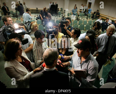 17. August 2006; San Diego, CA, USA; JOHN FERNANDES, Special Agent in Charge der San Diego-Büro der DEA, links, Antworten Reporter Fragen am Ende einer Pressekonferenz über die Verhaftung am Montag, 14. August 2006 in internationalen Gewässern vor Baja California von Francisco Javier Arellano Félix, die Kingpin Arellano-Felix-Drogenkartell. Zusammen mit Arellano Felix w festgenommen Stockfoto