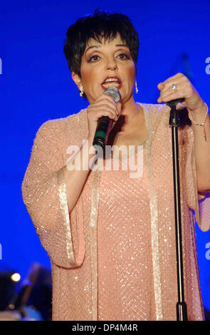 17. August 2006; Brooklyn, NY, USA; Liza Minelli die live im Konzert in der Bandshell in Brighton Beach-Coney Island während der Sommer-Konzertreihe.                 Obligatorische Credit: Foto von Neil DeCrescenzo/ZUMA Press. (©) Copyright 2006 von Neil DeCrescenzo Stockfoto