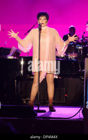 17. August 2006; Brooklyn, NY, USA; Liza Minelli die live im Konzert in der Bandshell in Brighton Beach-Coney Island während der Sommer-Konzertreihe.                 Obligatorische Credit: Foto von Neil DeCrescenzo/ZUMA Press. (©) Copyright 2006 von Neil DeCrescenzo Stockfoto