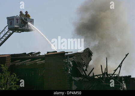 17. August 2006; El Cajon, Kalifornien, USA; El Cajon Feuerwehrleute verwenden einen Schlauch, um knock down die Überreste eines Feuers, das die kurdische Gemeinschaft islamisches Zentrum und Al-Madina Al-Munawara Moschee auf Magnolia Avenue zwischen Chamberlain und Camden Alleen in El Cajon, Kalifornien, am frühen Donnerstag Morgen zerstört. Der Komplex litt etwa $ 2 Millionen Schadenersatz. Obligatorische Credit: Foto von Laura Embry / Stockfoto