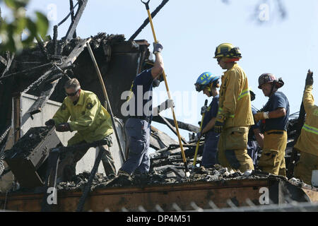 17. August 2006; El Cajon, Kalifornien, USA; El Cajon Feuerwehrleute Gesetz Vollzugsbeamte, ATF und FBI-Beamten holen durch Schutt im zweiten Stock der Masjid Al - Madina Al - Munawara, eine Moschee von kurdischen Bewohnern genutzt, nach einem frühen Morgen am Donnerstag Feuer zerstörte das Gebäude. Die kurdische Gemeinschaft islamisches Zentrum und Al-Madina Al-Munawara Moschee auf Magnolia Avenue zwischen der Chamb Stockfoto