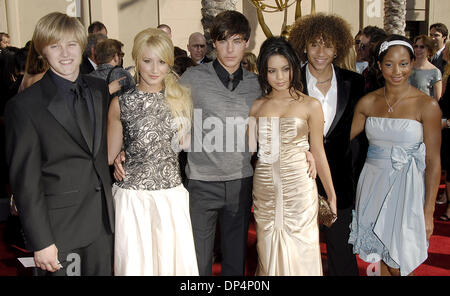 19. August 2006; Los Angeles, Kalifornien, USA; Darsteller von "High School Musical", von links: LUCAS GRABEEL, ASHLEY TISDALE, ZAC EFRON, VANESSA ANNE HUDGENS, CORBIN BLEU und MONIQUE COLEMAN bei den 2006 Primetime Creative Arts Emmy Awards im Shrine Auditorium statt. Obligatorische Credit: Foto von Vaughn Youtz. (©) Copyright 2006 von Vaughn Youtz. Stockfoto