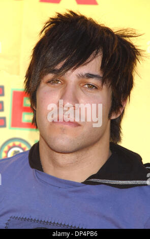 20. August 2006; Universal City, Kalifornien, USA; Bassist PETE WENTZ von Fall Out Boy bei Ankunft bei der 2006 Teen Choice Awards statt im Gibson Amphitheater. Obligatorische Credit: Foto von Lisa O'Connor/ZUMA Press. (©) Copyright 2006 von Lisa O'Connor Stockfoto