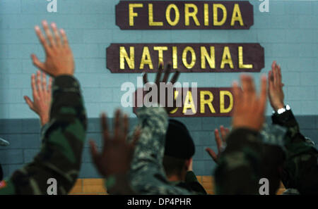 21. August 2006; Fort Pierce, FL, USA; 806th Military Police Company des Florida Army National Guard Soldaten erheben ihre Hände, nachdem er gefragt wurde eine Frage von ihren Zug Sargeant Montag an der Armory ft. Pierce.  Logistische Fragen wie wie viele der Soldaten in einem örtlichen Hotel bis Bereitstellung Mittwoch bleiben würde wurden zusammen mit anderen Fragen gestellt.   Obligatorische Stockfoto