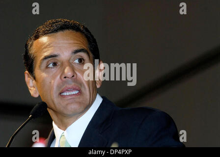 21. August 2006; Los Angeles, Kalifornien, USA; Los Angeles Bürgermeister ANTONIO VILLARAIGOSA am Banddurchtrennungszeremonie für die erste amerikanisch-indischen Business-Seminar und Expo im Los Angeles Convention Center statt. Die Veranstaltung bringt Wirtschaftsführer, Politiker und potentiellen Investoren zusammen, Handel und Geschäfte mit Indien, die bevölkerungsreichste Demokratie der Welt zu stimulieren. Obligatorische Cred Stockfoto