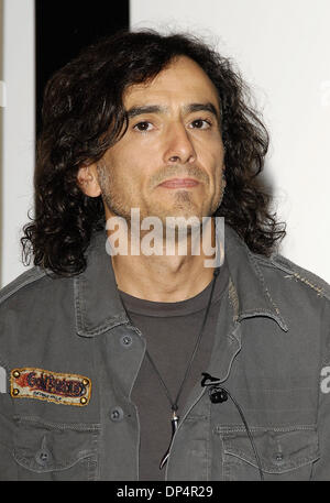 21. August 2006; Beverly Hills, CA, USA; Bassist JUAN DIEGO CALLEROS der mexikanische Rockband "Mana", während ein Presse-Event für die Veröffentlichung ihrer neuesten CD "Amar Es Combatir. Obligatorische Credit: Foto von Vaughn Youtz/ZUMA Press. (©) Copyright 2006 von Vaughn Youtz Stockfoto