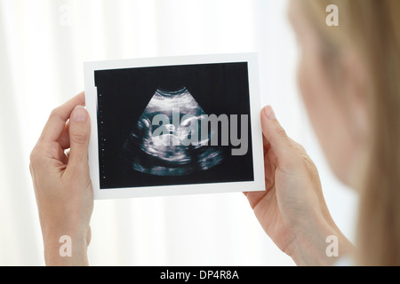 Frau betrachten Baby scan Stockfoto