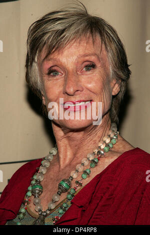 23. August 2006; Los Angeles, Kalifornien, USA; Schauspielerin CLORIS LEACHMAN bei Ankunft an der Academy of Television Arts und Sciences Writers' Peer Group Emmy nominierte Rezeption statt auf Französisch 75 in Los Angeles. Obligatorische Credit: Foto von Jerome Ware/ZUMA Press. (©) Copyright 2006 von Jerome Ware Stockfoto