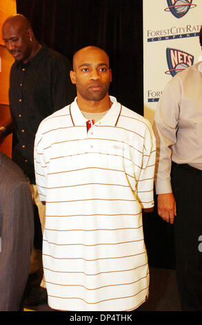 23. August 2006; New York, NY, USA; VINCE CARTER, Sterne Basketballspieler für die New Jersey Nets war einerseits, seine Unterstützung für das Atlantic Yards-Projekt auf einer Pressekonferenz zeigen. Es wurde festgehalten in 12 Metrotech in Downtown Brooklyn.                              Obligatorische Credit: Foto von Neil DeCrescenzo/ZUMA Press. (©) Copyright 2006 von Neil DeCrescenzo Stockfoto