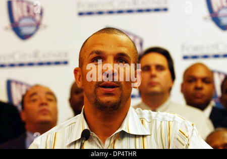 23. August 2006; New York, NY, USA; Eine Pressekonferenz wurde an 12 Metrotech in Downtown Brooklyn für Mandatsträger und Stadtoberen um ihre Unterstützung für das Atlantic Yards-Projekt zeigen. New Jersey Nets Basketball-Star JASON KIDD sprach im Namen des Projekts. Obligatorische Credit: Foto von Neil DeCrescenzo/ZUMA Press. (©) Copyright 2006 von Neil DeCrescenzo Stockfoto