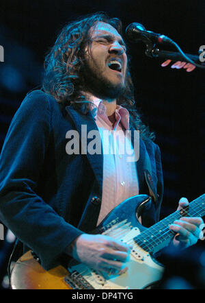 24. August 2006; Oakland, Kalifornien, USA; Gitarrist JOHN FRUSCIANTE von den Red Hot Chili Peppers durchführen während eines Konzerts in der Arena in Oakland, Kalifornien obligatorisch Credit: Foto von di-Nam Ton / Contra Costa Times / ZUMA Press. (©) Copyright 2006 von Contra Costa Times Stockfoto