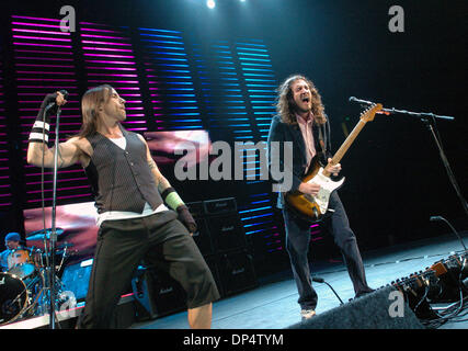 24. August 2006; Oakland, Kalifornien, USA; Sänger ANTHONY KIEDIS (links) und Gitarrist JOHN FRUSCIANTE von den Red Hot Chili Peppers durchführen während eines Konzerts in der Arena in Oakland, Kalifornien  Obligatorische Credit: Foto von di-Nam Ton / Contra Costa Times / ZUMA Press. (©) Copyright 2006 von Contra Costa Times Stockfoto